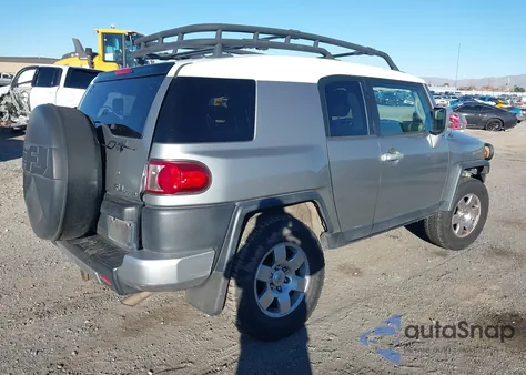 2010 Toyota Fj Cruiser z USA, uszkodzony, nr VIN JTEBU4BF0AK083968